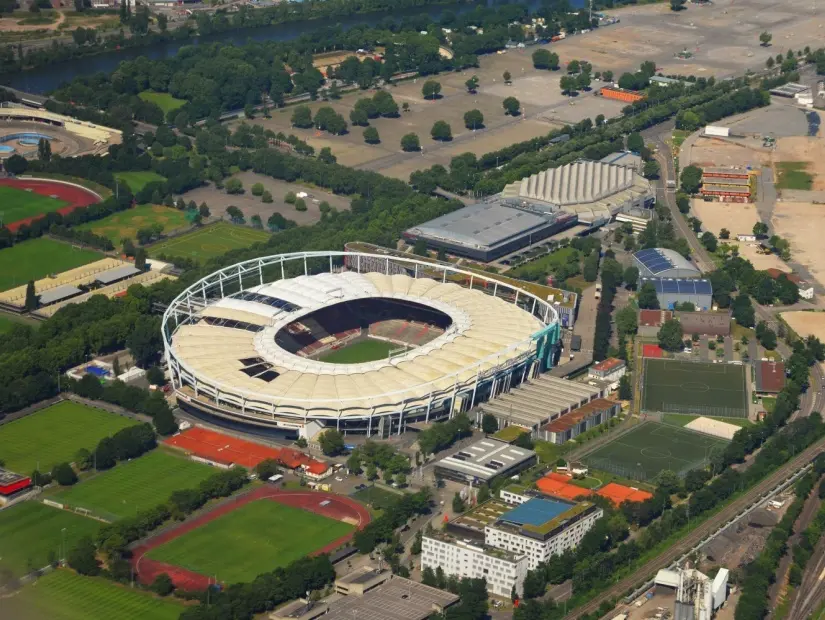 Güneşli bir yaz gününde Stuttgart bölgesi ve futbol stadyumunun daha yakından havadan görünümü