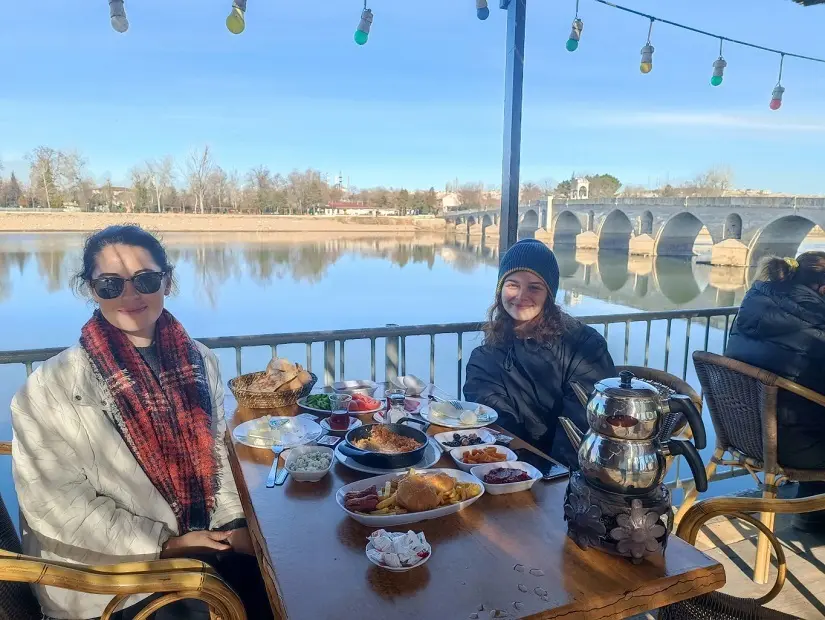 meriç nehri köprüsünde kahvaltı eden iki kadın görseli