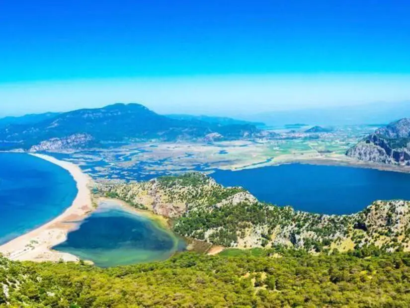 Muğla'nın Dalyan Köyü'ndeki tepeden Sulungur Gölü ve İztuzu Plajı manzarası