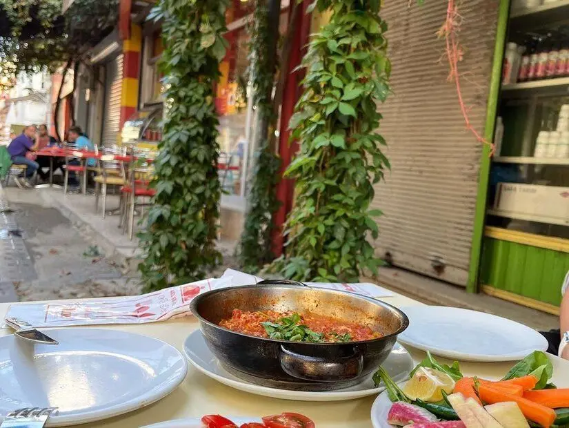 Meşhur Menemenci Akın / Konak