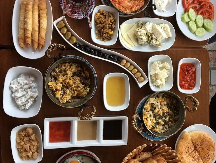 Mesopotamian Breakfast Brunch Cafe / Fatih