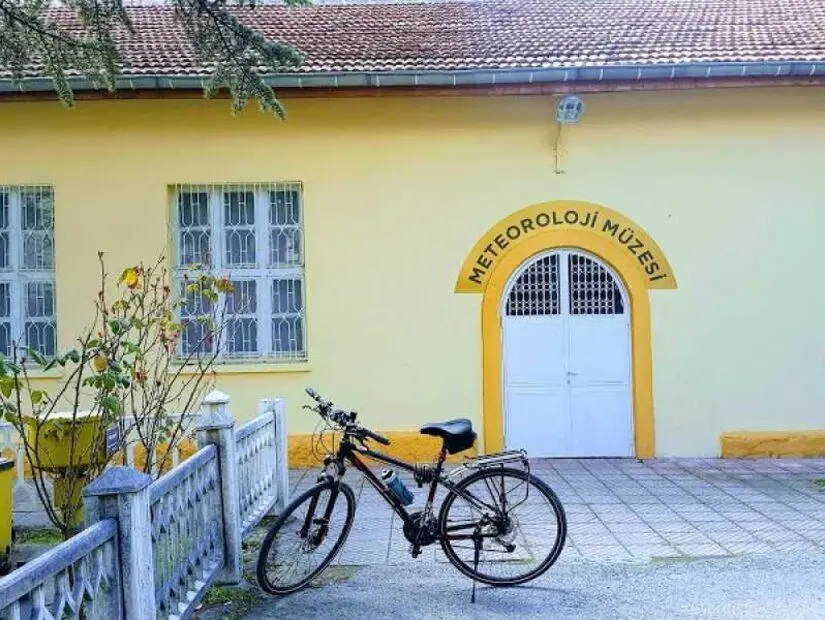 meteoroloji müzesi önünde park edilmiş bisiklet