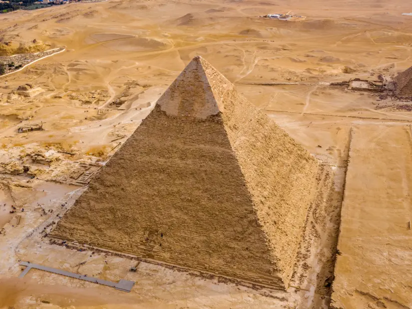 Kral Menkaure piramidi ve Kral Khafre piramidinin resmi - gün ışığında Giza'nın büyük tarihi piramitleri, Dünyanın Yedi Harikasından biri, Giza - Mısır