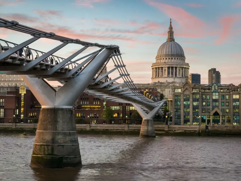Londra'daki Millennium Köprüsü ve St Paul Katedrali'nin gün batımında çekilmiş bir fotoğrafı