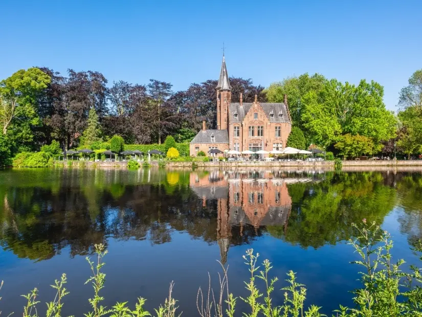 Belçika'nın Bruges kentinde bulunan aşk gölü Minnewater'ın manzarası