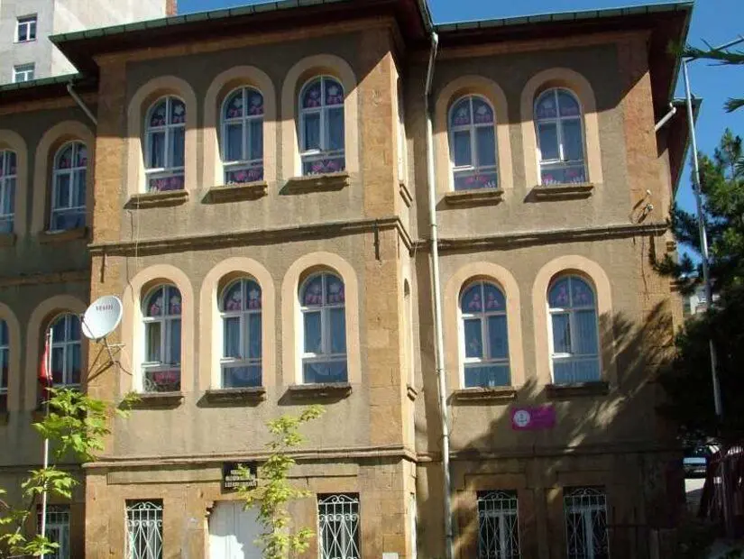 Saray Çapanoğlu Camii sakarya ilkokulu olarak devam ediyor