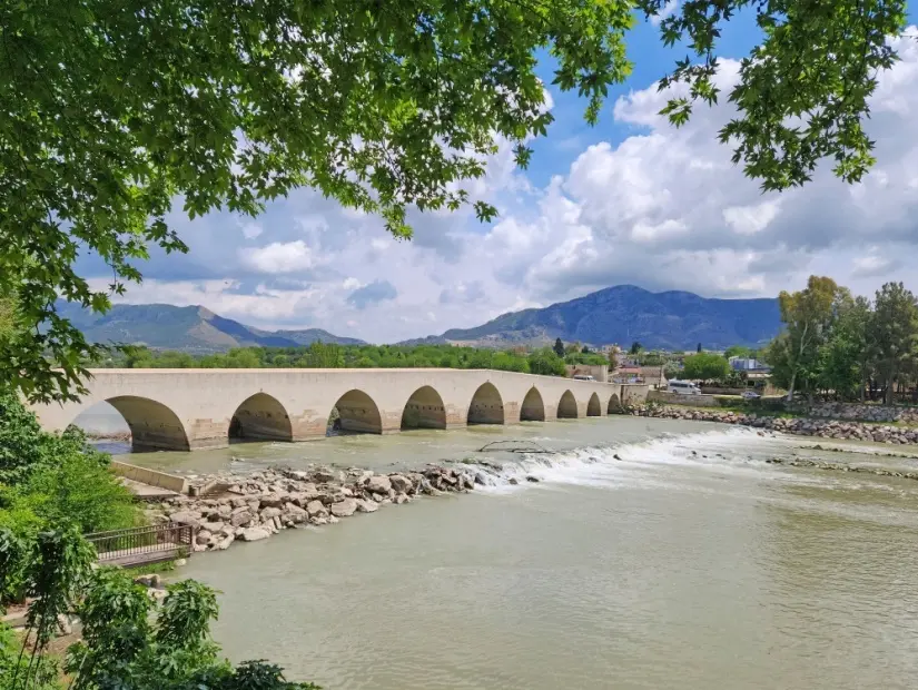 Misis Köprüsü, Adana İli, Yüreğir İlçesi, Yakapınar Beldesindeki antik kemer taş köprü