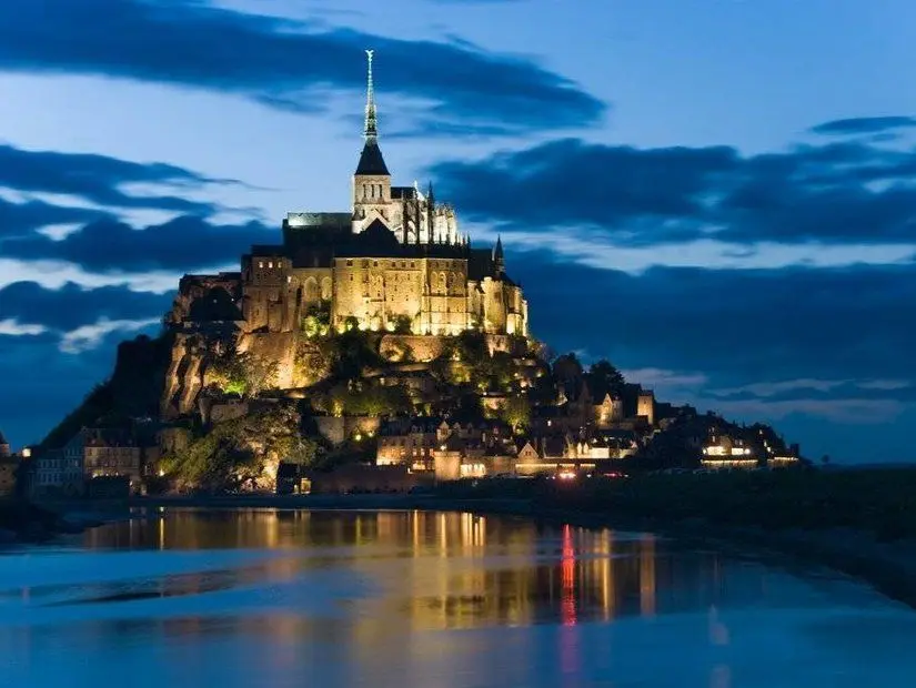 Mont Saint Michel Adası akşam görünümü