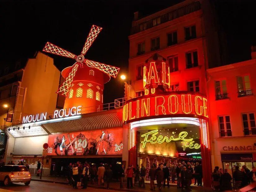 Moulin Rouge kırmızı değirmen akşam