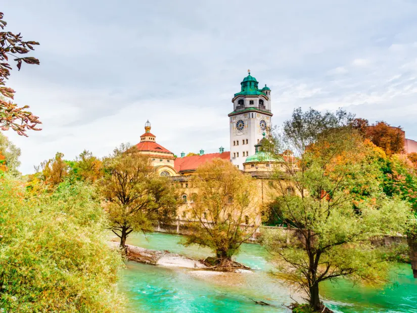 Muellersches volksbad ile Isar nehrinin sonbahar manzarası