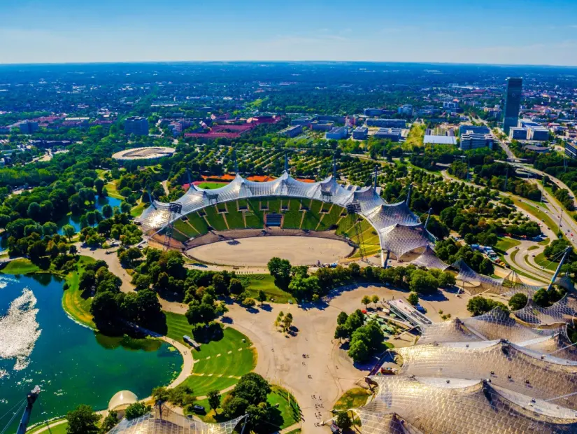 Munich'teki olympiapark'ın havadan görünümü.