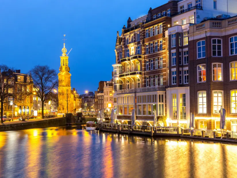 Alacakaranlıkta Muntplein Meydanı Amsterdam Hollanda'da Munttoren Kulesi