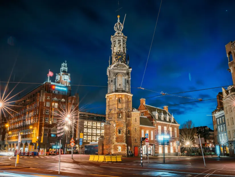 Munttoren veya Mint Tower veya Munt Amsterdam'ın tarihi merkezinde gece, Hollanda