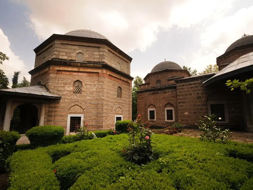 UNESCO Dünya Mirası Listesi'ne dahil edilen  İki minareli bir cami
