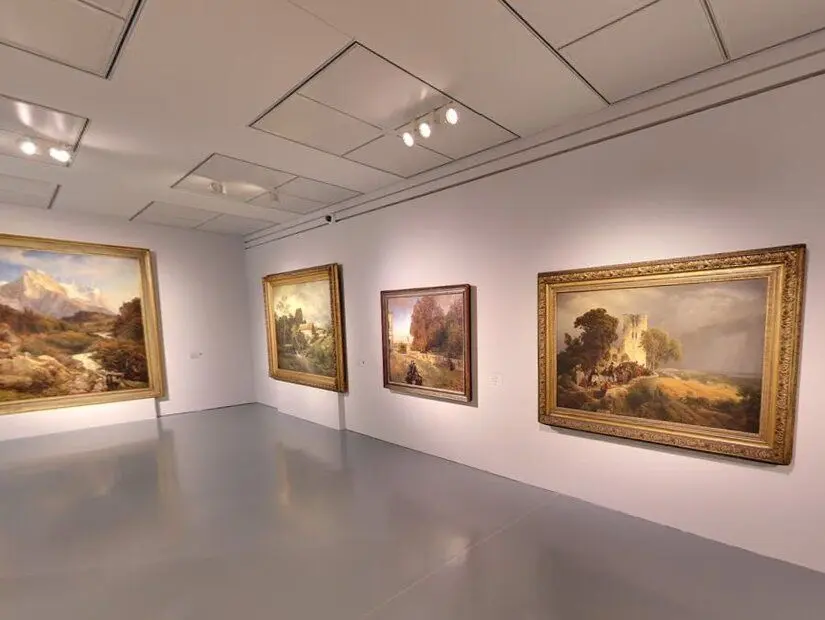 sanat müzesi içerisinde yer alan tablolar