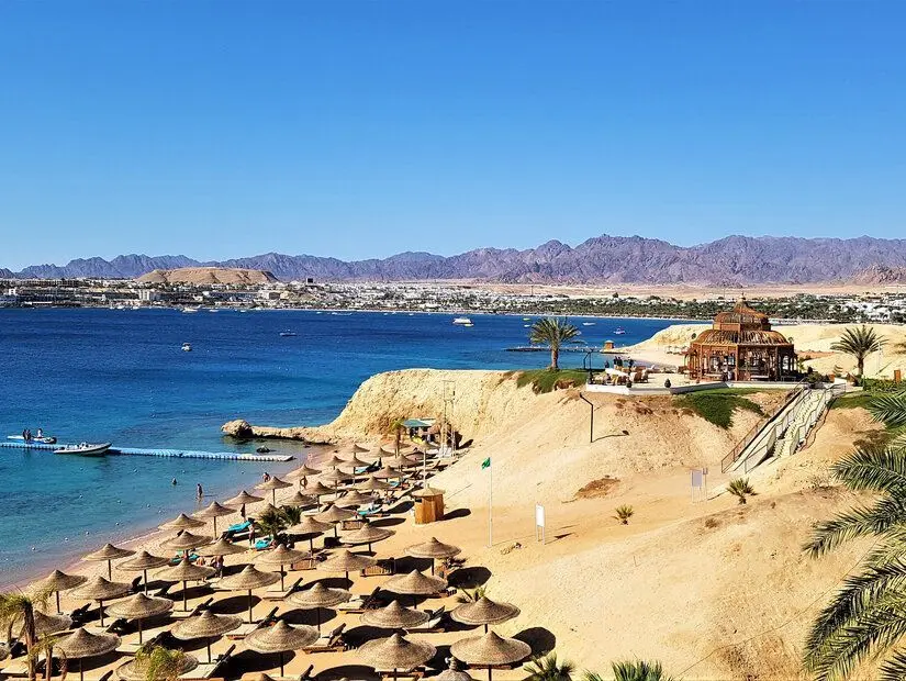 Otel plajının ve Şarm El-Şeyh, Mısır'daki Naama Körfezi'nin panoramik manzarası