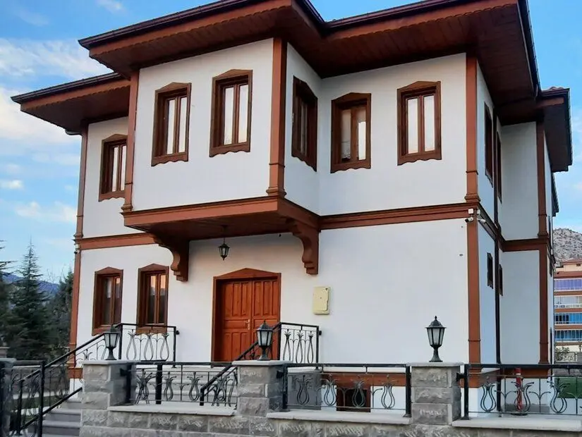 Ahşap ve kerpiç malzemelerle yapılan tarihi konaklar