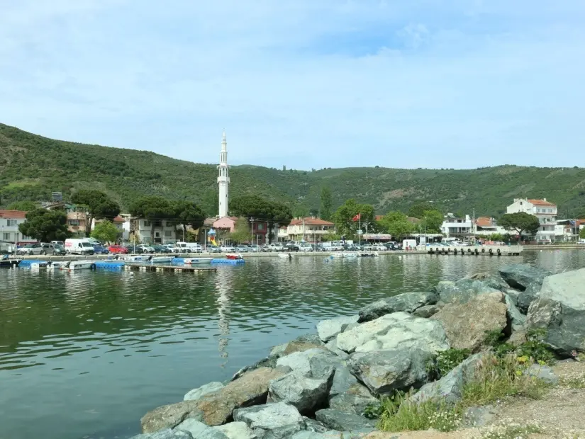 Narlı'da Türkiye'den deniz ve kasaba manzarası