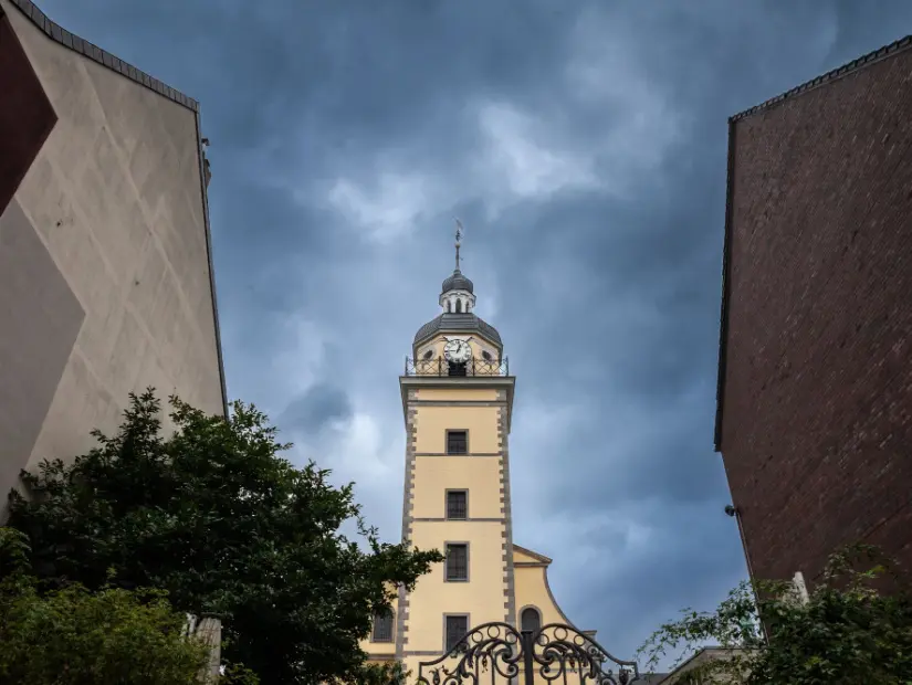 Almanya'nın Düsseldorf şehir merkezindeki Neanderkirche kilisesinin ana kulesi. Neanderkirche, Protestan bir Protestan kilisesidir.