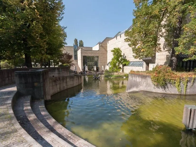 Neue Pinakot binası dış görünümü ve önünde bulunan havuz
