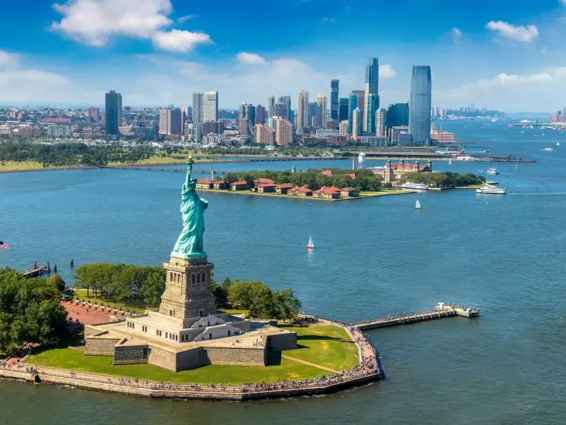 Panoramik havadan görünüm Özgürlük Heykeli ve Jersey City ve New York City, NY, ABD'deki Manhattan şehir manzarası