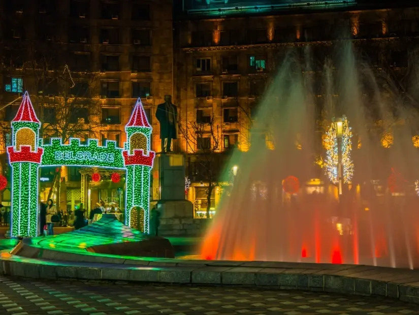 Belgrad'daki Nikola Pasic Meydanı'nda Yeni Yıl süslemeli güzel kırmızı çeşme