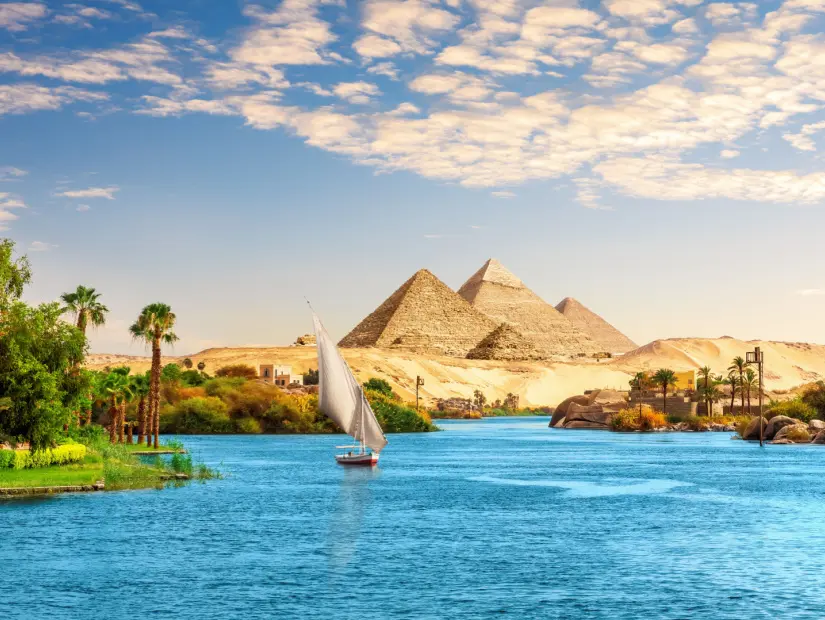 Piramitlere giderken Nil'de yelkenli tekne ile güzel Nil manzarası, Aswan, Mısır
