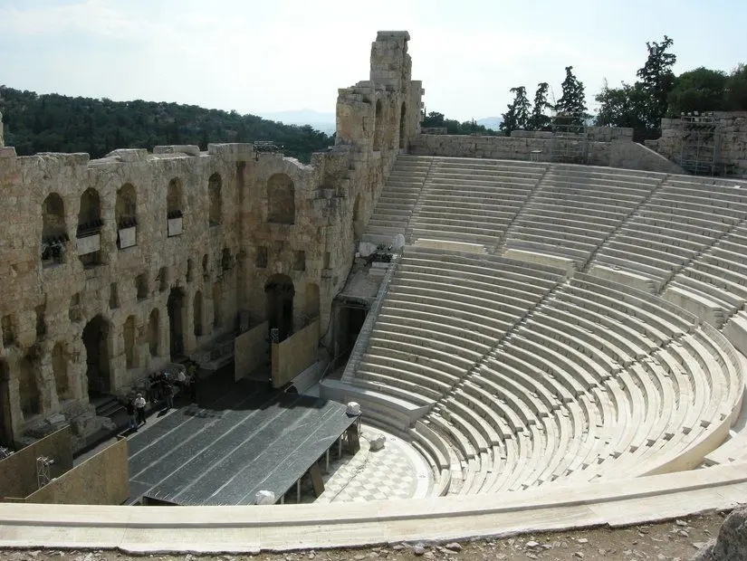 Akropolisi'nin altındaki Herodes Atticus Odeon'una bakışı