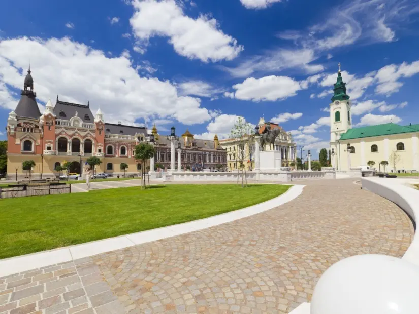 Birlik Meydanı (Piata Unirii) Oradea, Romanya, güzel bulutlarla dolu şehir manzarası