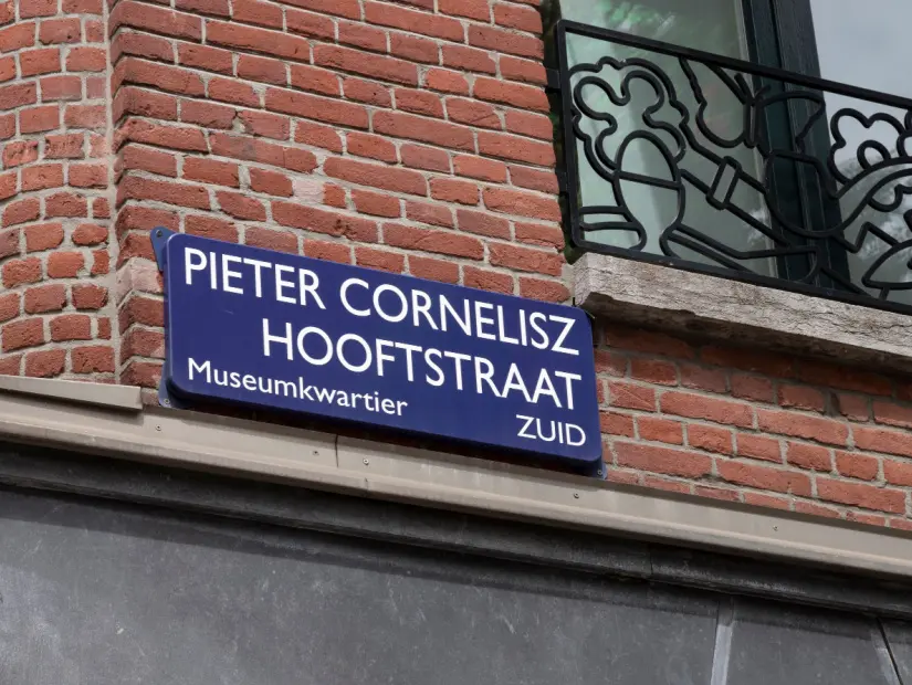 alışveriş caddesi olan ve Museumplein'e kısa bir yürüyüş mesafesinde uzanan Hooftstraat