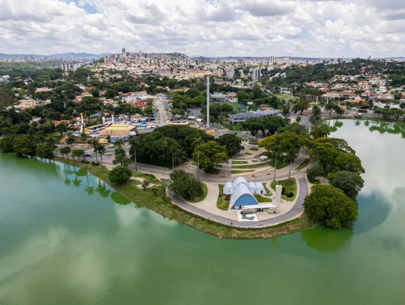 Brezilya'nın Minas Gerais kentindeki Belo Horizonte şehrinde "Lagoa da Pampulha", "Igreja São Francisco"nun havadan görünümü