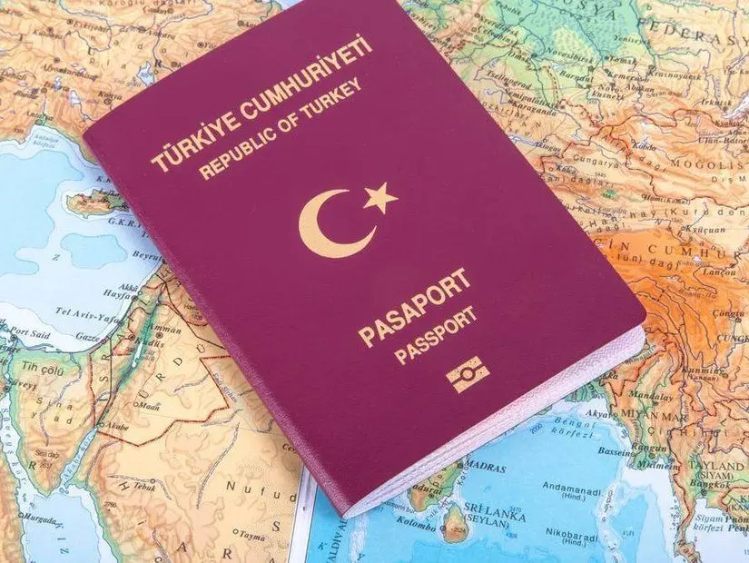 dünya haritası üstünde pasaport görünümü