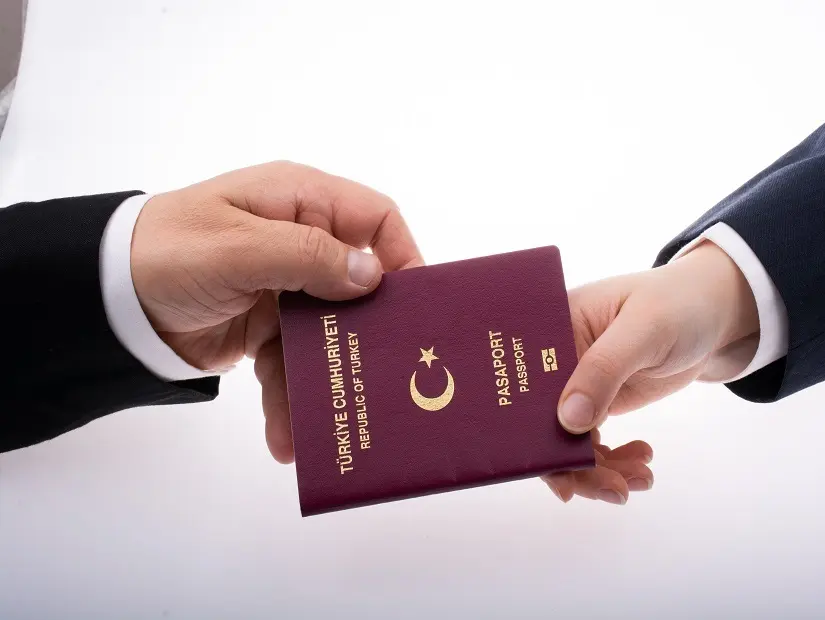 pasaportu sahibine teslim eden adam