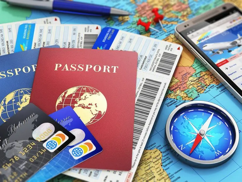 pasaport arasında uçak bileti üzerinde ise ödeme kartları