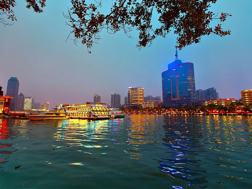 Guangzhou, Çin'in Pearl Nehri üzerindeki gece şehir silueti