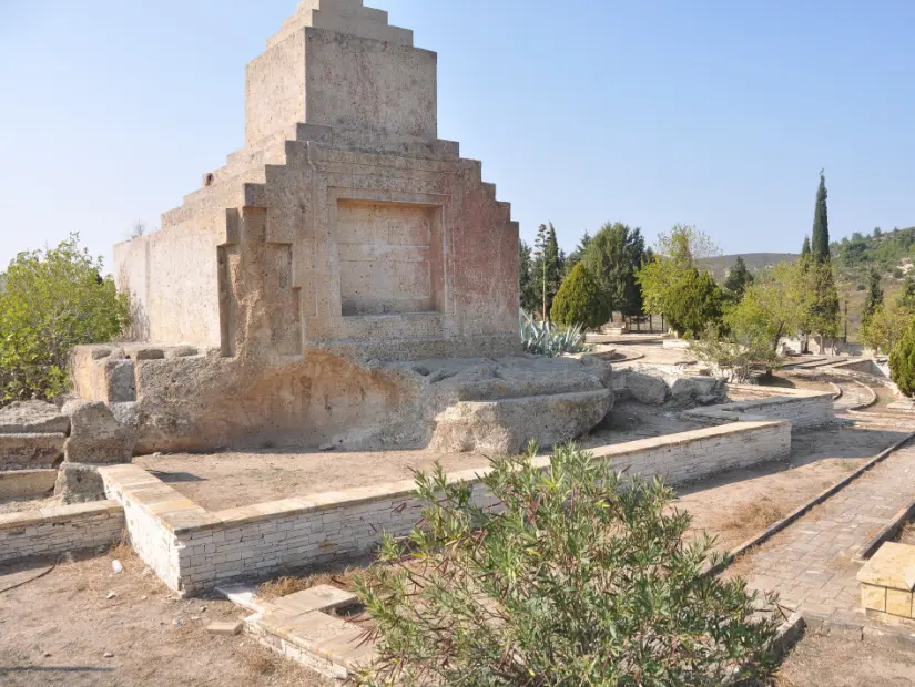  Likya geleneğinde Pers etkisi altında yapılmış bir anıt mezar