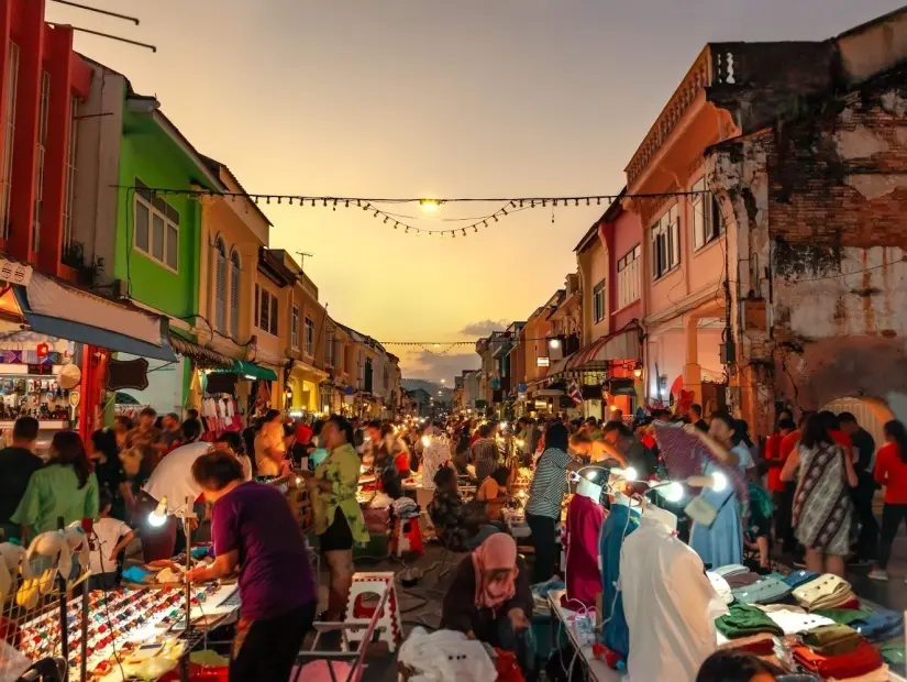 Tayland'ın Phuket eski kentindeki Phuket Walking Street gece pazarı.