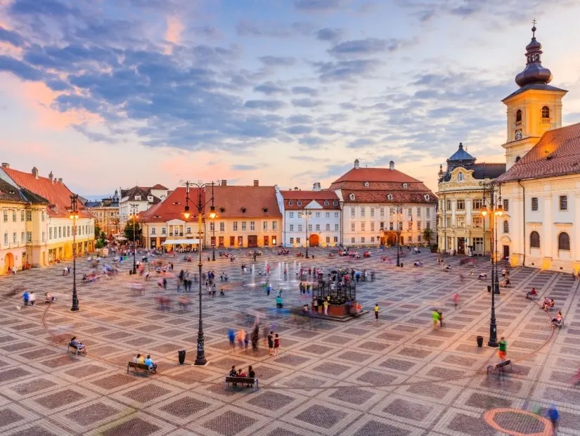 Sibiu, Romanya. Büyük Meydanı (Piata Mare) ile Belediye Binası ve Transilvanya'da Brukenthal sarayı.