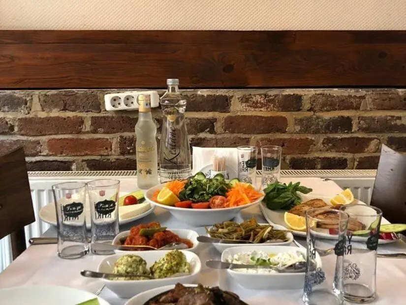 Piraye Taş Plak Meyhanesi / Kadıköy