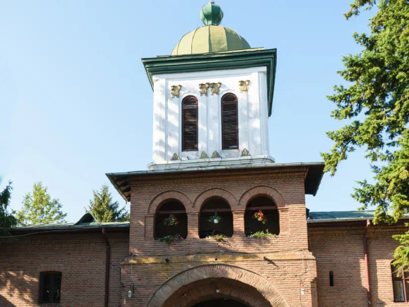 Bükreş, Romanya'daki Plumbuita manastırı - giriş ve çan kulesi