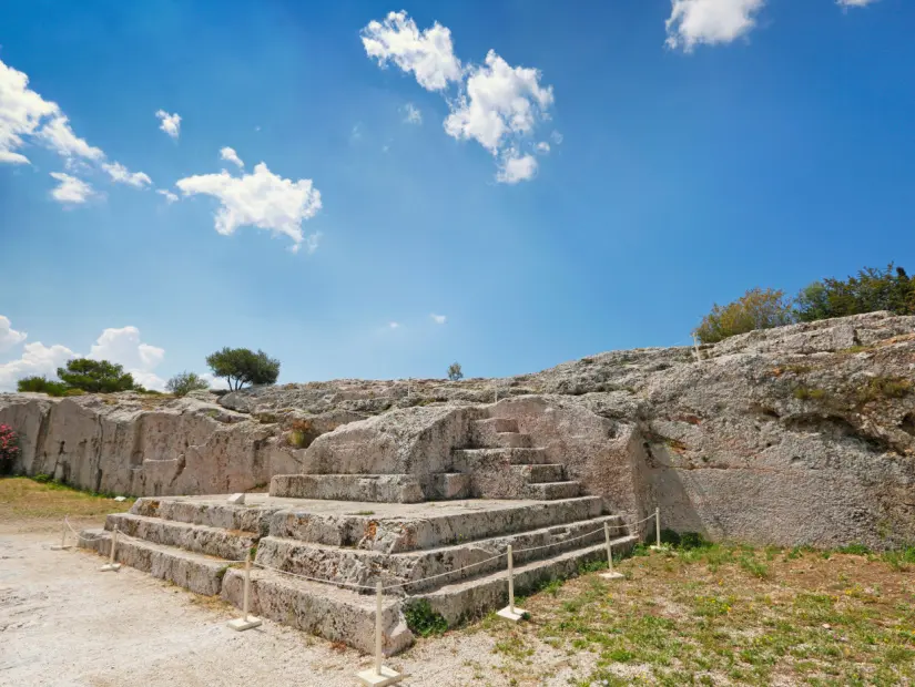  Philopappou Tepesi'ndeki antik parlamento Pnyx.