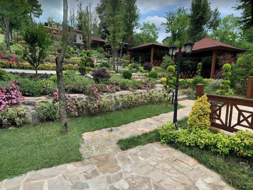polonezköy tabiat parkında piknik alanı çardakların görünümü