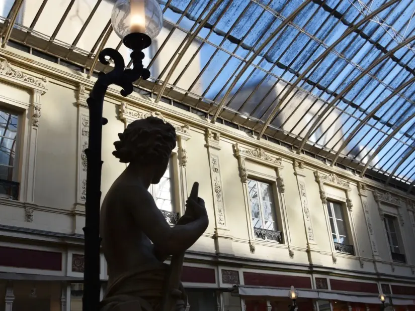 Geçit pommeraye bir heykel ve cam çatı. Nantes, Fransa