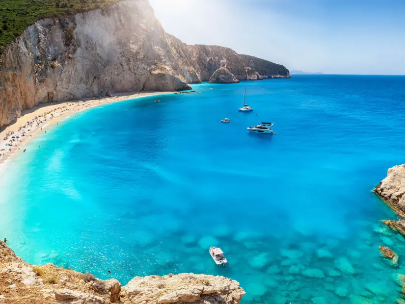 Yunanistan'ın İyonya Denizi'ndeki Lefkada adasında turkuaz parlayan okyanus ile yaz aylarında Port Katsiki'nin güzel plajı
