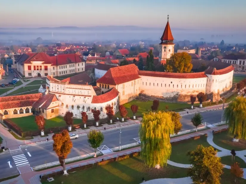 Prejmer, Romanya. Transilvanya'daki müstahkem kilisenin güçlü kalın duvarlarının havadan görünümü