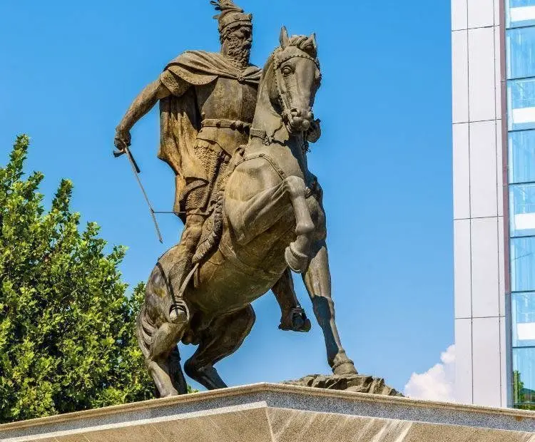 Kosova'da Skanderbeg olarak bilinen Gjergj Kastrioti heykeli