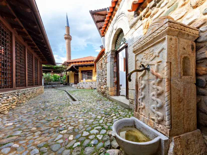 prizren-haArka planda Halveti Tekke Camii minaresi bulunan eski çeşme