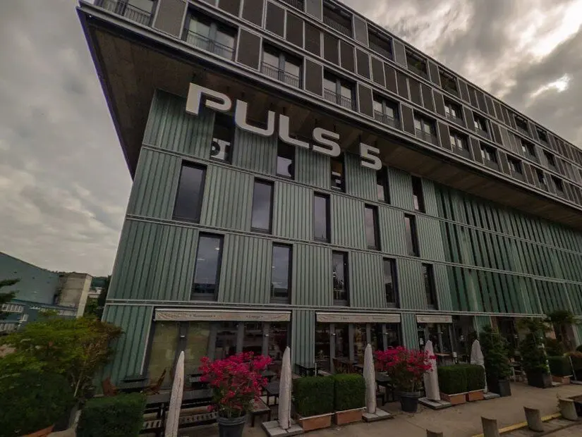 büyük bir alışveriş merkezi olan Puls 5 görünümü