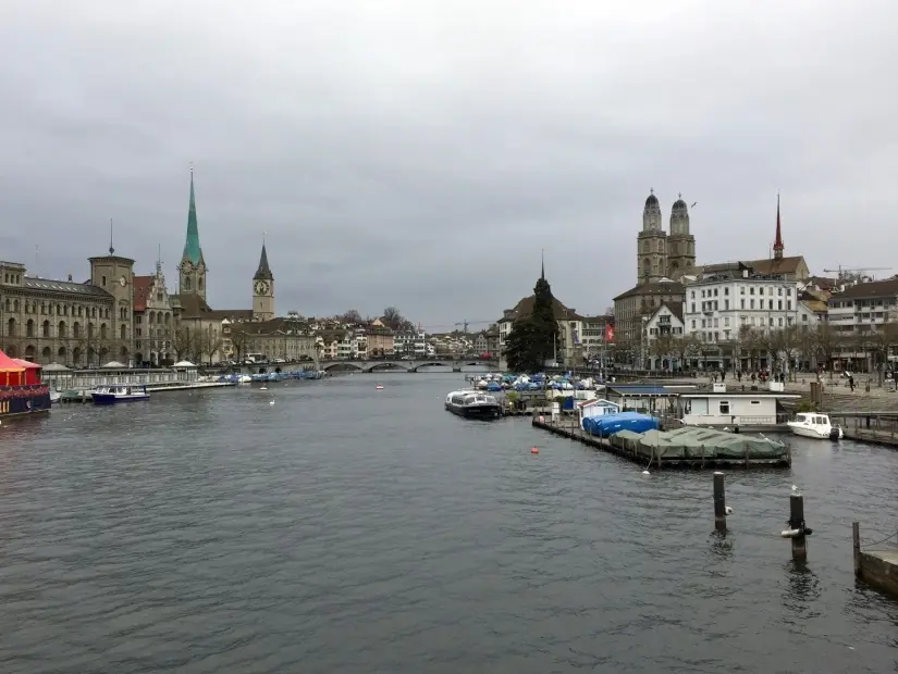 İsviçre'nin Zürih kentindeki Quaibrücke köprüsünden görülen Eski Kent ve Limmat Nehri
