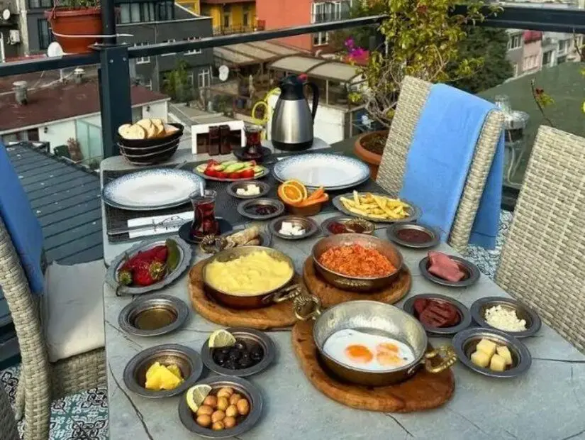 Queb Rooftop Restaurant / Fatih